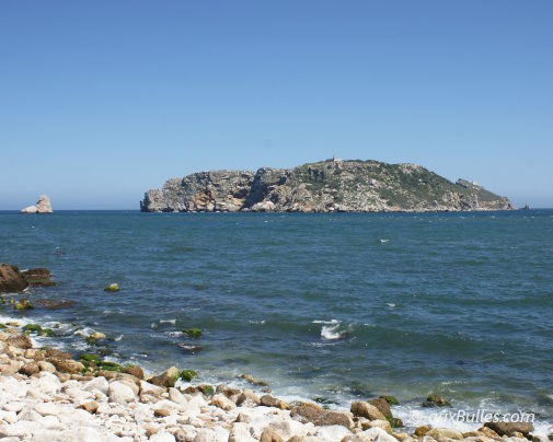 Meda Gran, avec le rocher El Medallot visible à gauche, la plus grande île de l'archipel des îles Medes, au large de la Costa Brava en Catalogne