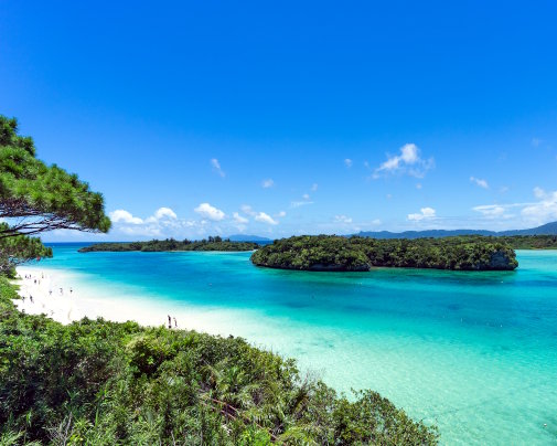 Vue de la baie de Kabira sur l'île d'Ishigaki, au cœur des îles Yaeyama, réputée pour ses eaux turquoise et son environnement tropical préservé