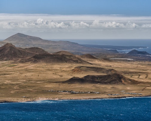 Vue aérienne des champs de lave et des volcans du parc national de Timanfaya, à Lanzarote, dans les îles Canaries