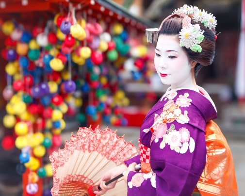 Portrait d'une mako, apprentie geisha en costume traditionnel à Kyoto, symbole de tradition et de raffinement japonais