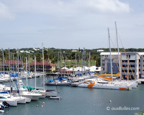 Marina de Saint-François en Guadeloupe, point de départ des excursions vers les îles et lieu animé entre mer turquoise, voiliers et restaurants en bord de quai