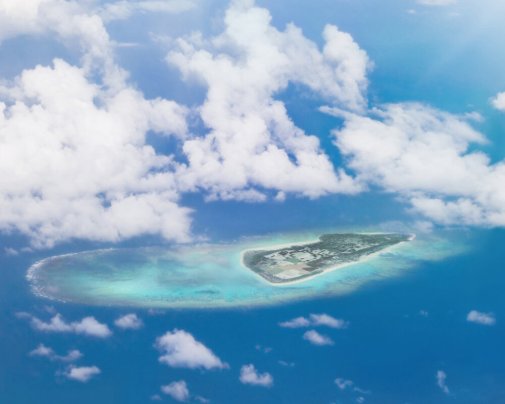 Vue aérienne de l'archipel d'Okinawa, dans la mer de Chine au sud du Japon, mettant en valeur ses eaux turquoise