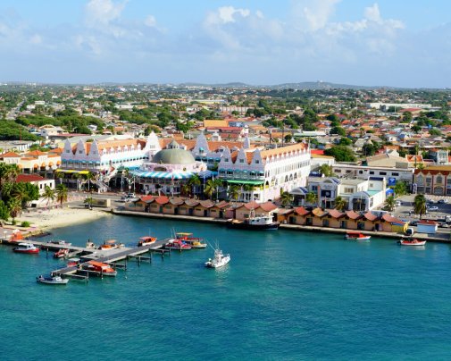 Vue aérienne du centre-ville d'Oranjestad, à Aruba, avec l'architecture coloniale néerlandaise emblématique du Royal Plaza