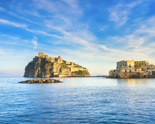 Le château aragonais, imposante forteresse médiévale construite sur un îlot rocheux relié à l'île d'Ischia par un pont Le château aragonais, imposante forteresse médiévale construite sur un îlot rocheux relié à l'île d'Ischia par un pont