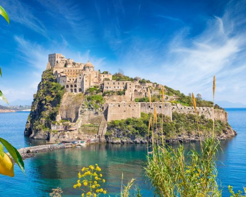 Le château médiéval aragonais proche de l'île d'Ischia Le château médiéval aragonais proche de l'île d'Ischia