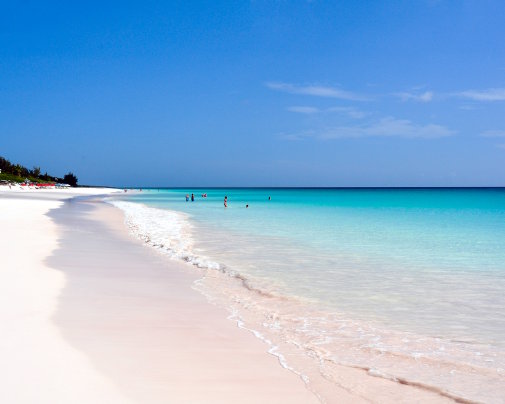 La célèbre plage de sable rose de Harbour island, au nord d'Eleuthera, aux Bahamas