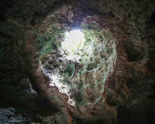Preacher's Cave depuis l'intérieur, un site historique où les premiers colons trouvèrent refuge sur l'île d'Eleuthera