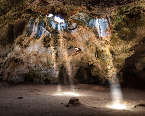 La grotte de Quadirikiri, célèbre pour ses vastes salles éclairées naturellement par la lumière du soleil, à Aruba