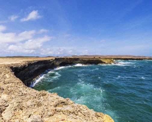 Côte rocheuse avec ses falaises du parc national d'Arikok, bordée par les eaux de la mer des Caraïbes, à Aruba