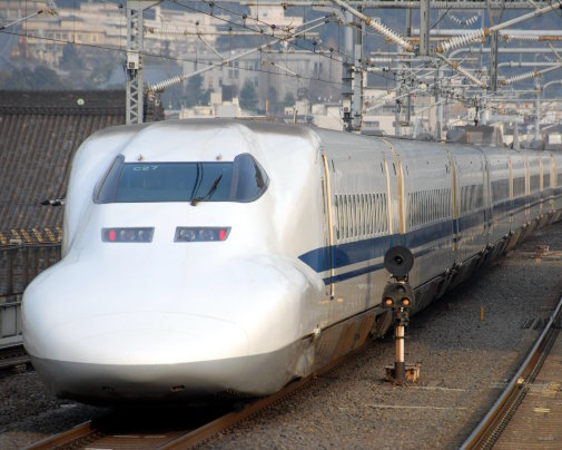 Le Shinkansen, célèbre train à grande vitesse du Japon, reliant Kyoto à Hiroshima et symbole de la performance ferroviaire japonaise