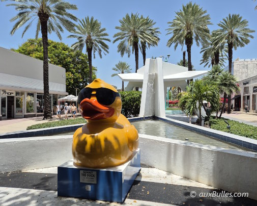 La sculpture géante Sunny the Duck sur Lincoln Road, une œuvre d'art contemporaine devenue l'une des attractions emblématiques de Miami Beach, en Floride La sculpture géante Sunny the Duck sur Lincoln Road, une œuvre d'art contemporaine devenue l'une des attractions emblématiques de Miami Beach, en Floride