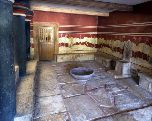 La Salle du Trône du palais de Knossosà à Héraklion, Crète, le cœur du pouvoir minoen et l'un des sites archéologiques les plus emblématiques de Méditerranée