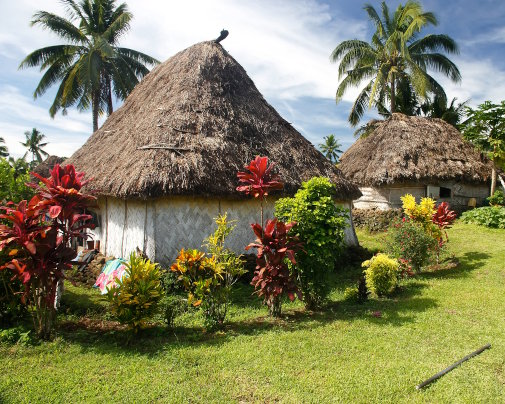 Maisons traditionnelles du village de Navala entourées de végétation tropicale, sur l'île de Viti Levu, aux Fidji Maisons traditionnelles du village de Navala entourées de végétation tropicale, sur l'île de Viti Levu, aux Fidji