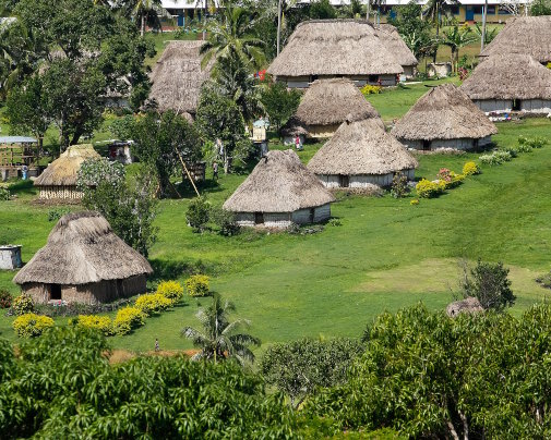 Vue sur les maisons traditionnelles du village de Navala, sur l'île de Viti Levu, aux Fidji Vue sur les maisons traditionnelles du village de Navala, sur l'île de Viti Levu, aux Fidji