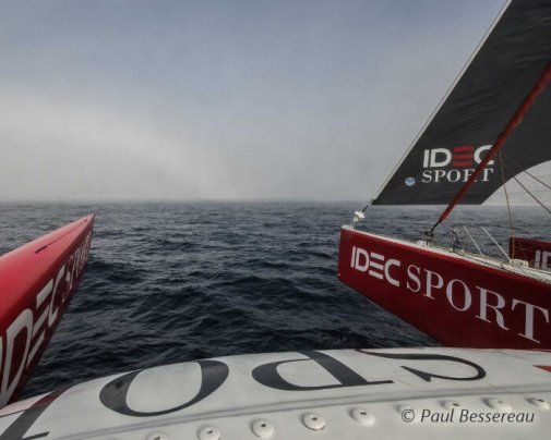 Le maxi trimaran IDEC SPORT glisse sur l'eau à la quête du Trophée Jules Verne ! Le maxi trimaran IDEC SPORT glisse sur l'eau à la quête du Trophée Jules Verne !