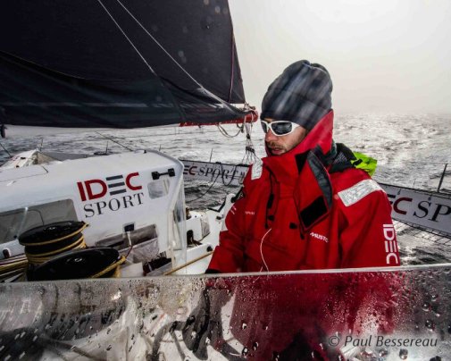 Francis Joyon doit ramener son maxi trimaran IDEC SPORT avant le mercredi 6 janvier 2016 dans l'après midi pour battre le record actuel ! Francis Joyon doit ramener son maxi trimaran IDEC SPORT avant le mercredi 6 janvier 2016 dans l'après midi pour battre le record actuel !