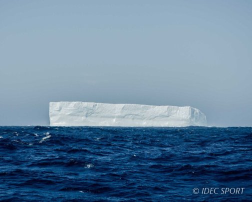 La hauteur des falaises abruptes qui émergent de l'eau laisse présager de la taille imposante de l'iceberg !