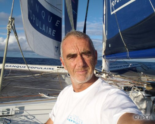 Loïck Peyron à bord de son trimaran Banque Populaire VII