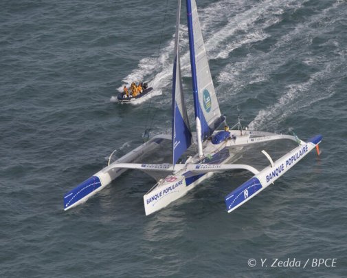 Loïck Peyron s'élance sur son trimaran Banque Populaire VII au départ de la Route du Rhum
