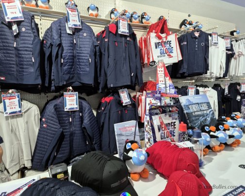 Le stand de souvenirs dans le village avec sa ligne de produits dédiés au Vendée Globe