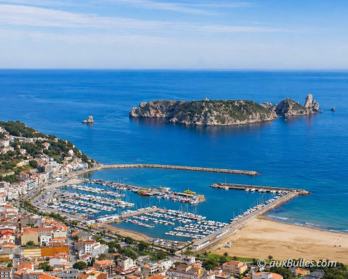 Vue aérienne de L'Estartit avec son port de plaisance, sa grande plage de sable et les îles Medes en arrière-plan
