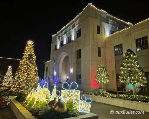 At nightfall, countless Christmas decorations bring Winter Garden City Hall to life