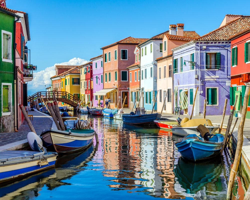 L'ile de Burano est mondialement connue pour ses petites maisons très colorées L'ile de Burano est mondialement connue pour ses petites maisons très colorées