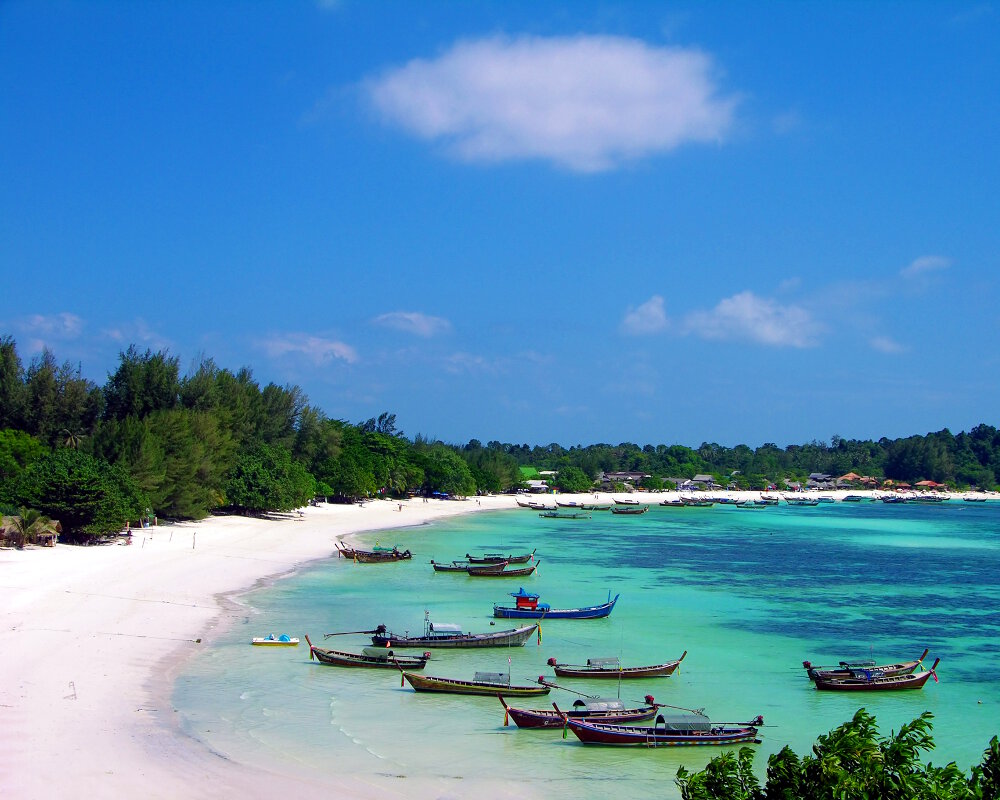 La plage de Pattaya Beach sur l'île de Koh Lipe avec ses nombreux longtail boats La plage de Pattaya Beach sur l'île de Koh Lipe avec ses nombreux longtail boats