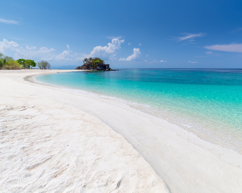 La plage de Sunrise Beach sur l'île de Koh Lipe avec son sable blanc immaculé et son eau turquoise La plage de Sunrise Beach sur l'île de Koh Lipe avec son sable blanc immaculé et son eau turquoise