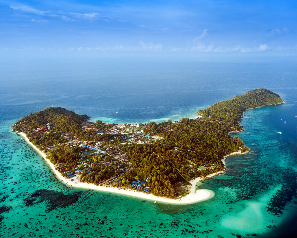 Vue aérienne sur l'île de Koh Lipe dans la mer d'Andaman Vue aérienne sur l'île de Koh Lipe dans la mer d'Andaman