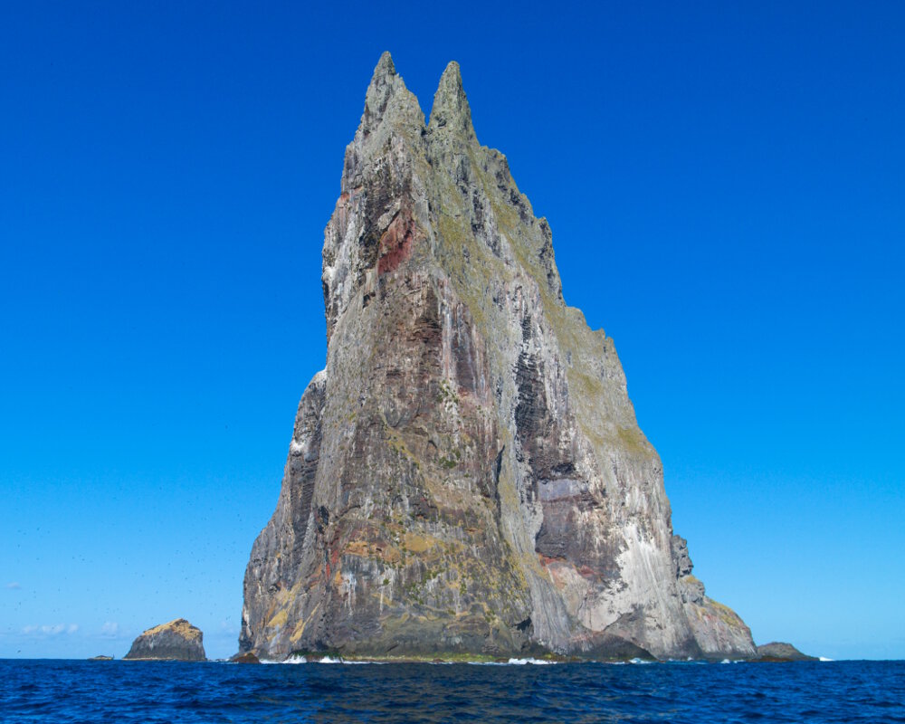 La pyramide de Ball émerge de l'océan au large de l'île de Lord Howe