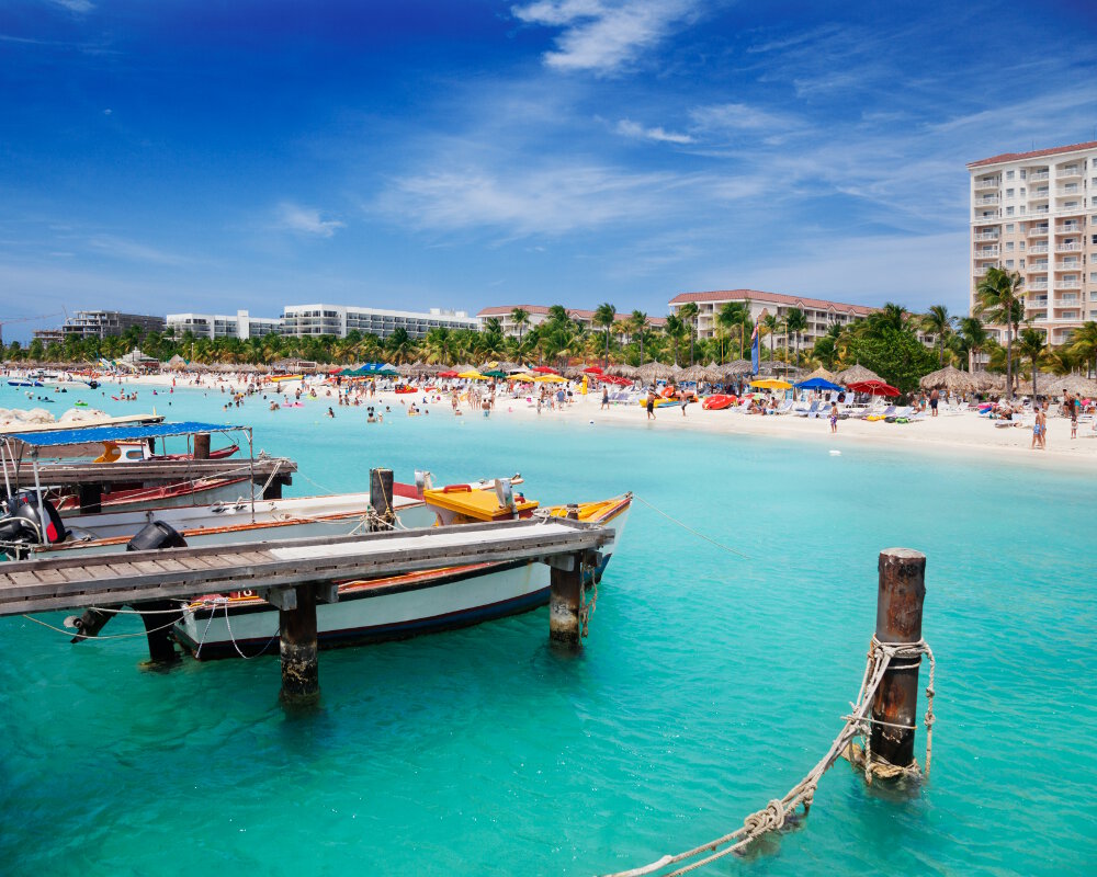 Vue sur la plage de la ville de Palm Beach sur la côte nord-est d'Aruba