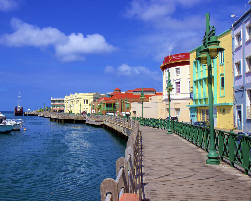 Vue sur les marinas aux couleurs antillaises à Bridgetown