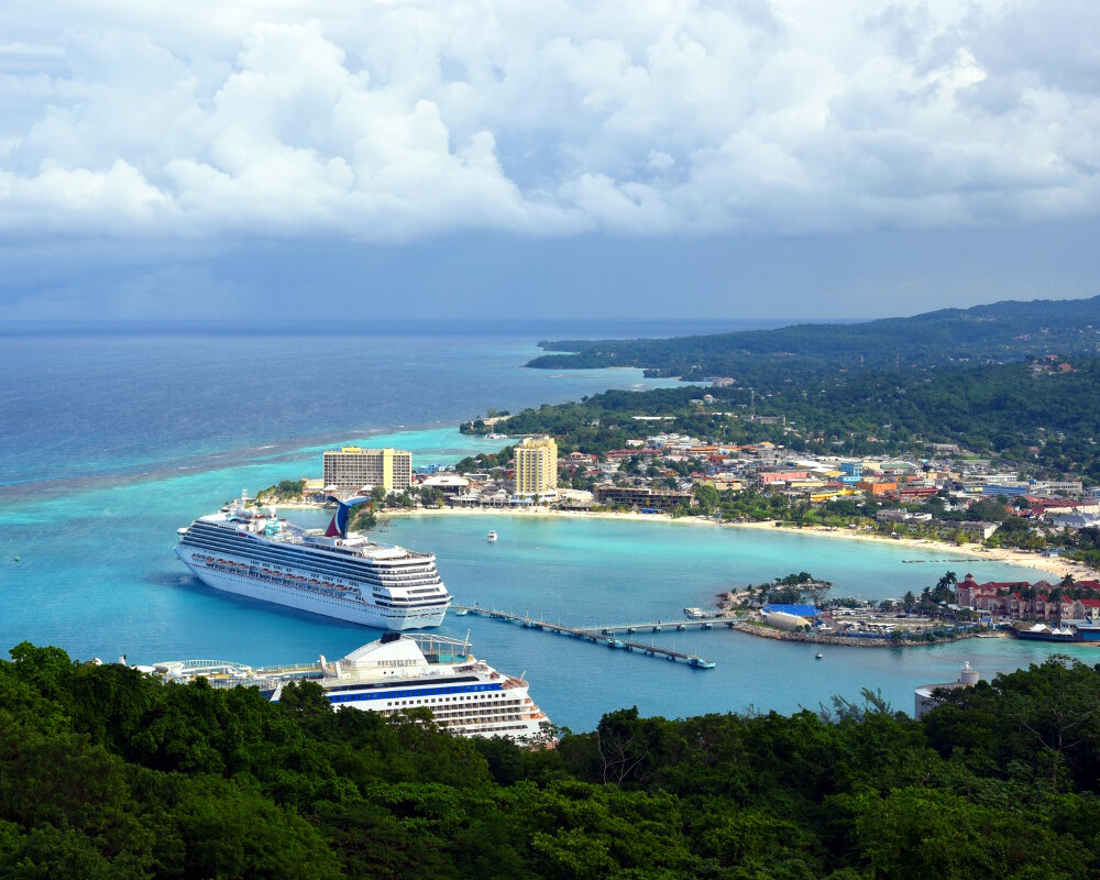 Vue sur la baie d'Ocho Rios avec son terminal pour les paquebots de croisière avec une escale en Jamaïque