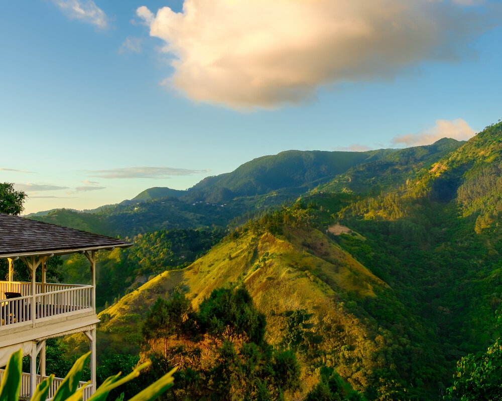 Coucher de soleil sur les montagnes Bleues et l'hotel Strawberry Hill en Jamaïque
