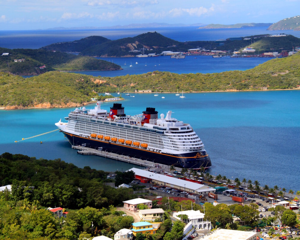 La paquebot de croisière Fantasy de Disney en escale sur l'île de Saint-Thomas La paquebot de croisière Fantasy de Disney en escale sur l'île de Saint-Thomas