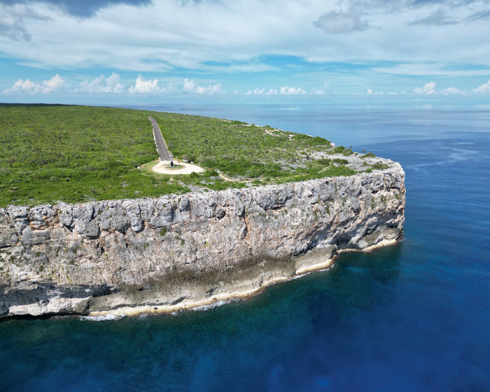 L'île de Cayman Brac avec ses impressionnantes falaises de calcaire L'île de Cayman Brac avec ses impressionnantes falaises de calcaire