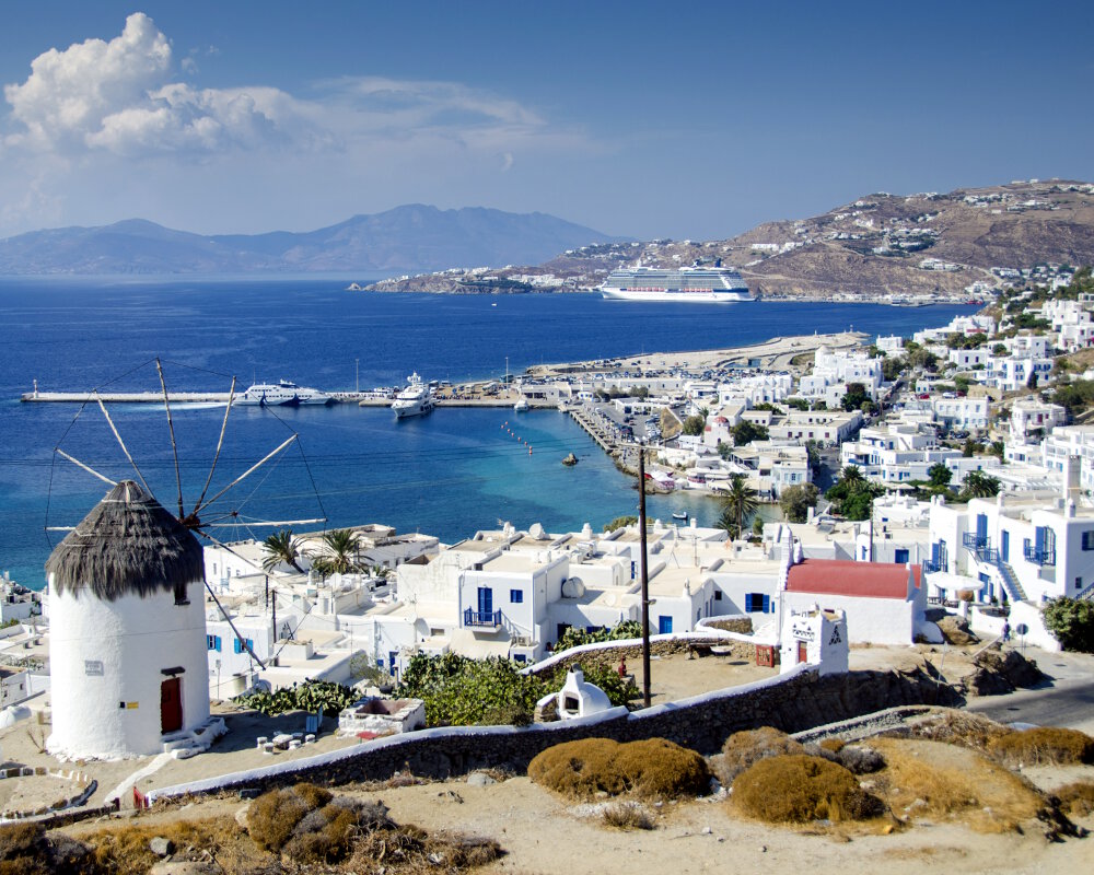 La ville de Mykonos avec ses fameux moulins à vent