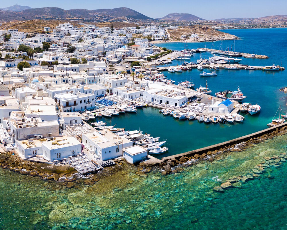 Le village de pêcheurs de Naoussa sur l'île de Paros dans les Cyclades Le village de pêcheurs de Naoussa sur l'île de Paros dans les Cyclades