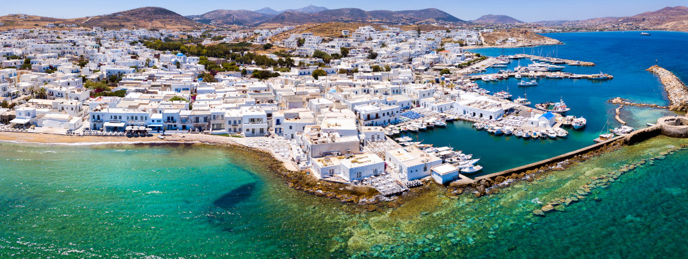 Le village de pêcheurs de Naoussa sur l'île de Paros dans les Cyclades Le village de pêcheurs de Naoussa sur l'île de Paros dans les Cyclades