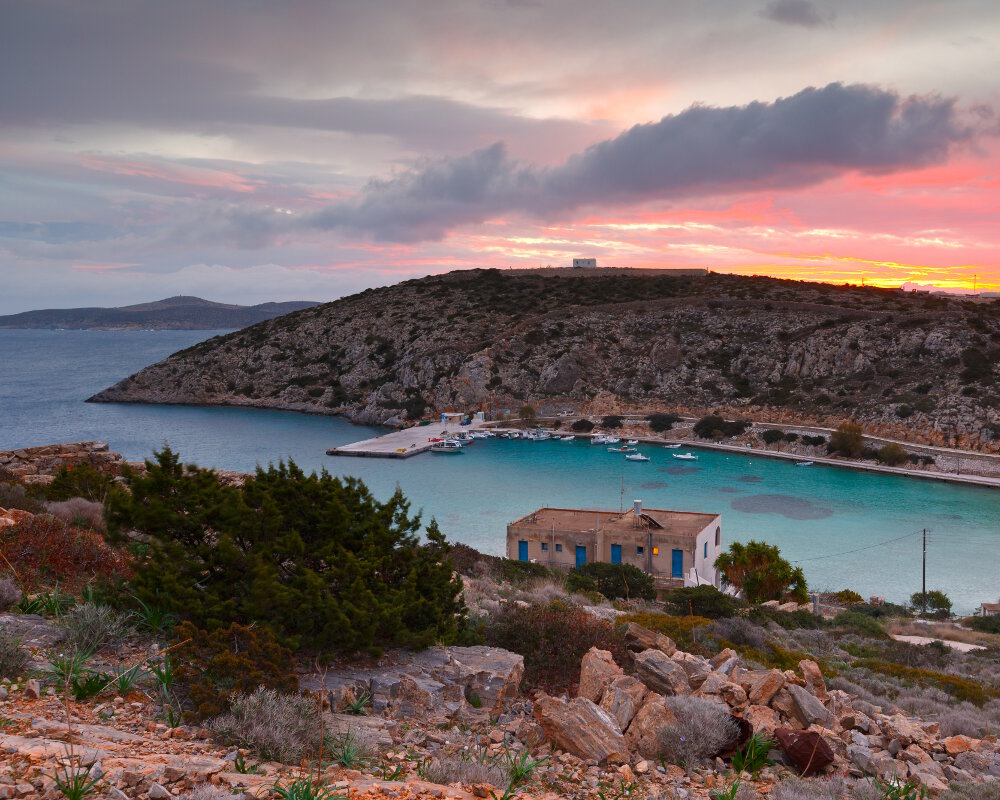 Le port de pêche du village Agios Georgios sur l'île d'Iraklia