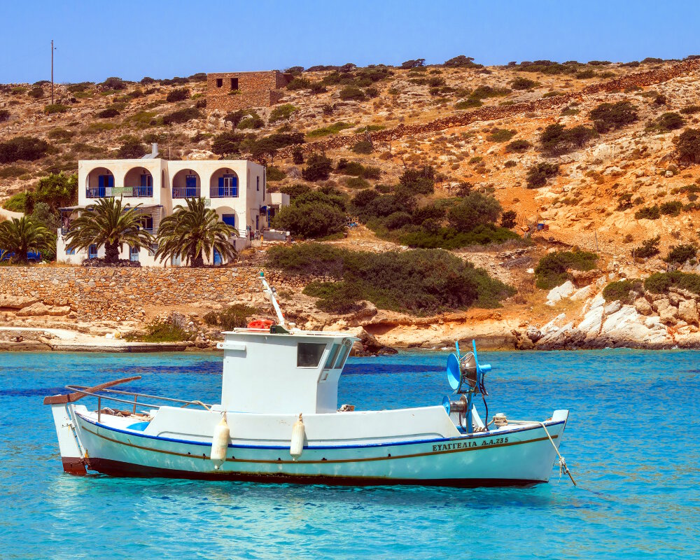 Un bateau de pêche dans le port d'Agios Georgios sur l'île d'Iraklia en mer Egée