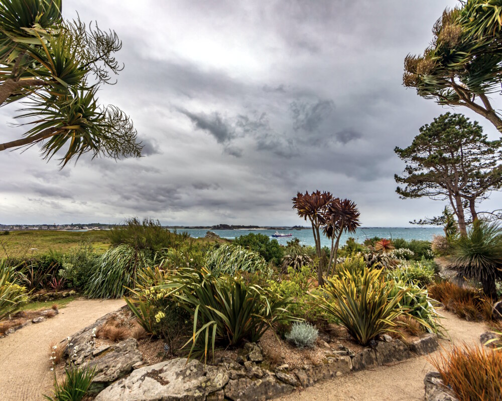 L'exceptionnel jardin botanique de Georges Delaselle avec sa vue imprenable sur la mer et la côte environnante L'exceptionnel jardin botanique de Georges Delaselle avec sa vue imprenable sur la mer et la côte environnante
