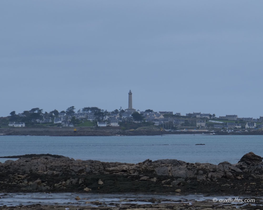 Vue à marée basse de l'île de Batz avec son phare depuis la ville de Roscof Vue à marée basse de l'île de Batz avec son phare depuis la ville de Roscof