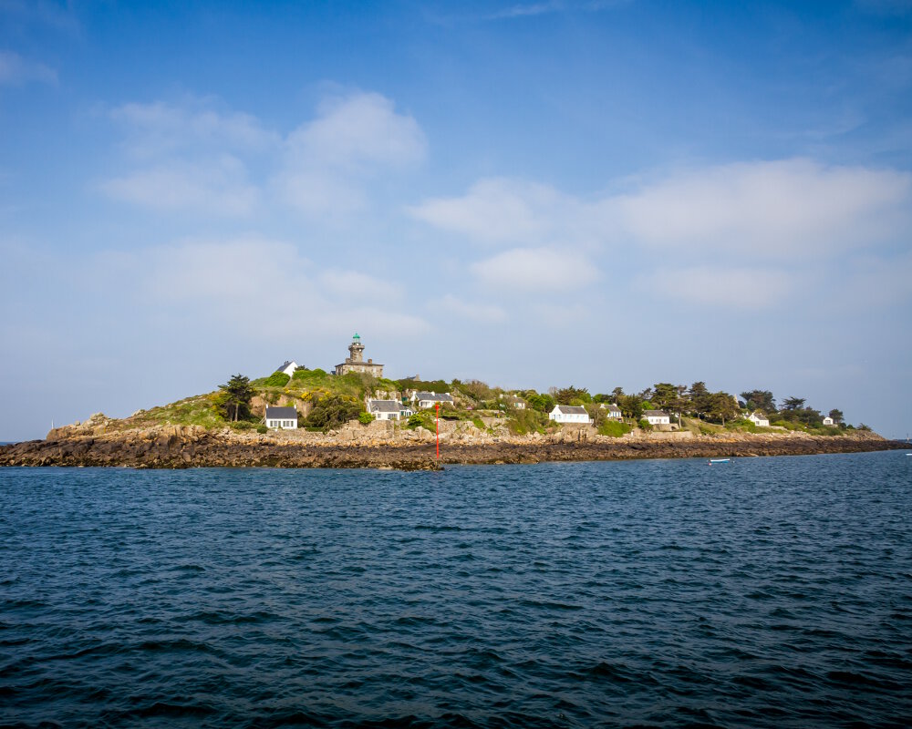 Le phare, construit en 1846-1847, est situé sur la pointe de la Tour au sud-est de l'île principale Le phare, construit en 1846-1847, est situé sur la pointe de la Tour au sud-est de l'île principale