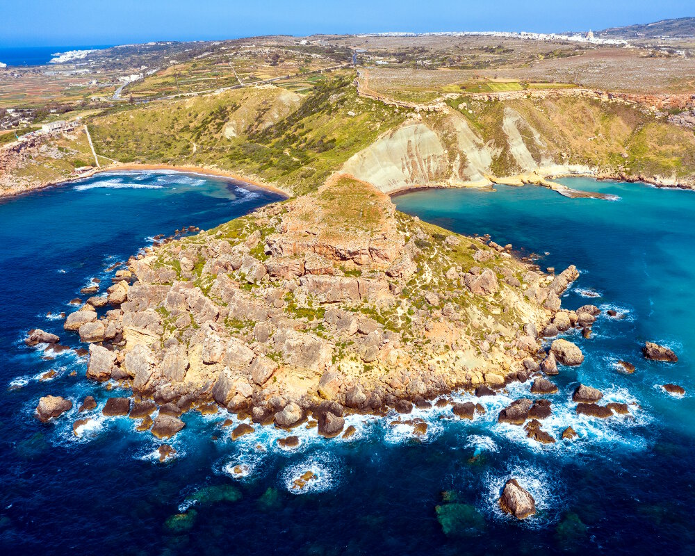 A gauche, une vue sur la plage de Għajn Tuffieħa au nord-ouest de Malte A gauche, une vue sur la plage de Għajn Tuffieħa au nord-ouest de Malte