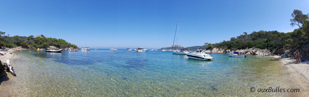 La plage de l'Alycastre avec ses eaux translucides turquoises