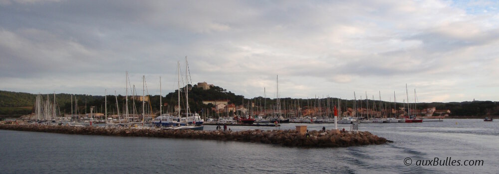 Une vue panoramique sur le port de l'ile de Porquerolles