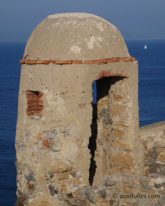 D'anciennes ruines militaires sont encore visibles à la pointe du cap des Mèdes sur l'île de Porquerolles