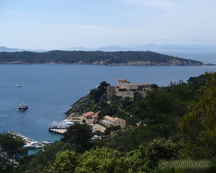 Le Fort du Moulin surplombe à la mer à l'entrée de la baie de l'ile de Port Cros